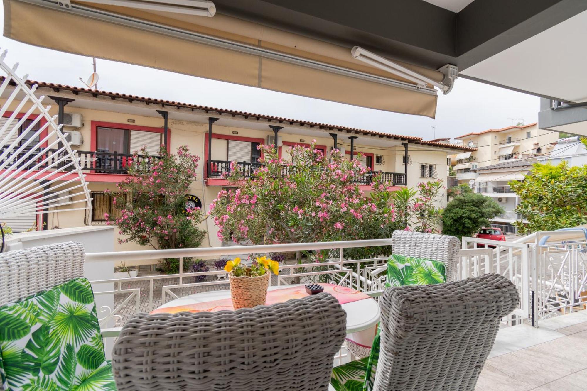 Family Inn Apartments&Suites Неос-Мармарас Экстерьер фото